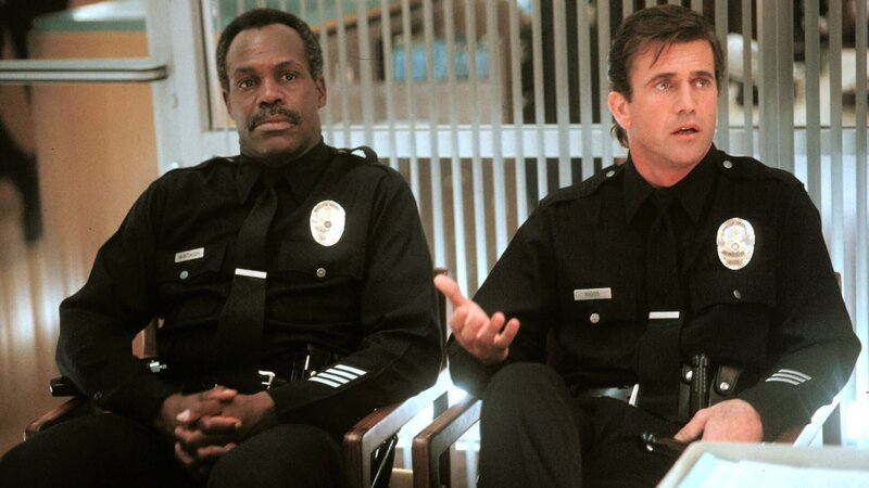 Murtaugh und Riggs (Danny Glover; Mel Gibson) werden nach einer mißglückten Aktion zum Streifendienst strafversetzt … – Bild: Warner Bros., Silver Pictures Murtaugh und Riggs (Danny Glover; Mel Gibson) werden nach einer mißglückten Aktion zum Streifendienst strafversetzt … – Bild: Warner Bros., Silver Pictures