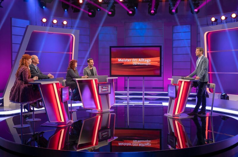 Moderator Florian Weber (re.) prüft beim Wissensquiz „Meister des Alltags“ die Praxisnähe seiner prominenten Kandidaten, v. li.: Rateteam Enie van de Meiklokjes und Bodo Bach oder Quiz-Duo Alice Hoffmann und Dennis Wilms. – Bild: SWR/​Sabine Stumpp