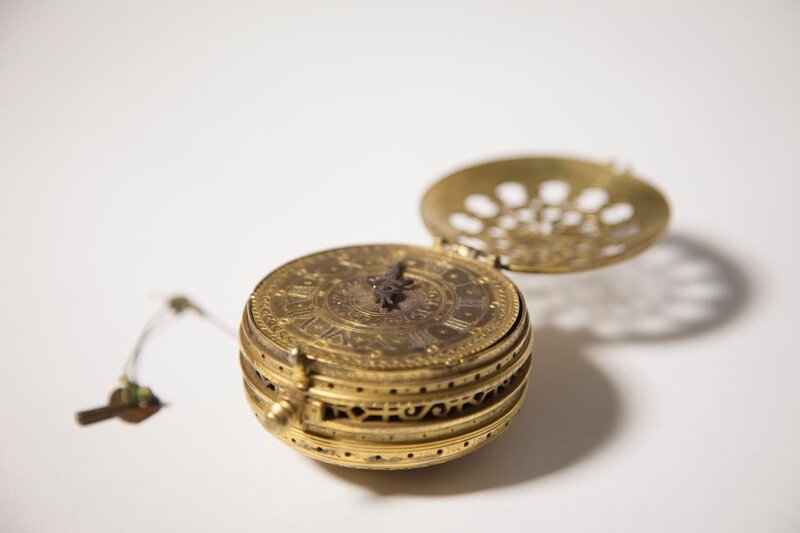 Frühe Taschenuhr in der Art der von Peter Henlein verfertigten berühmten „Nürnberger Eier“. – Bild: Martina Bogdahn /​ BR
