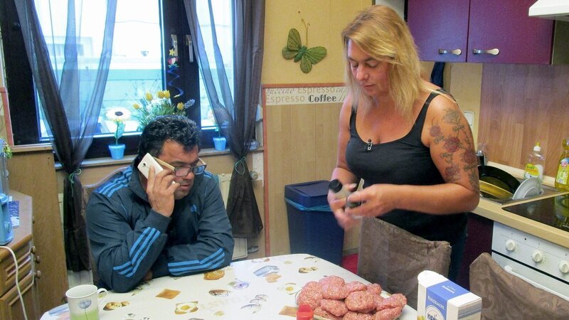 Sabine (43) und Landfried (48) haben sechs Kinder, von denen fünf immer noch zu Hause leben.. – Bild: RTL II