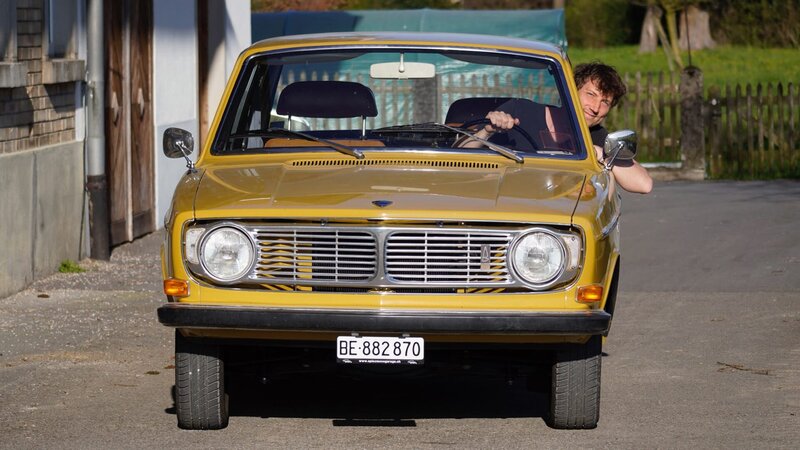 Donat Hofer im Volvo 144 – Bild: SRF/​Rene Alfeld