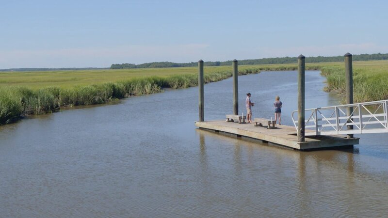 Zwei Lehrer aus Chicago lernen James Island während einer Ferienreise nach Charleston kennen. Sie wissen sofort: Das ist der perfekte Ort, um eine Familie zu gründen! Sie schätzen die Nähe zur Großstadt genauso wie zu den Stränden, Bauernhöfen und sogar einem Platz für Ziegen-Yoga. Sie wünschen sich ein renoviertes Haus mit großem Garten und einer abgeschirmten Veranda, um das Wetter genießen zu können. – Bild: HGTV