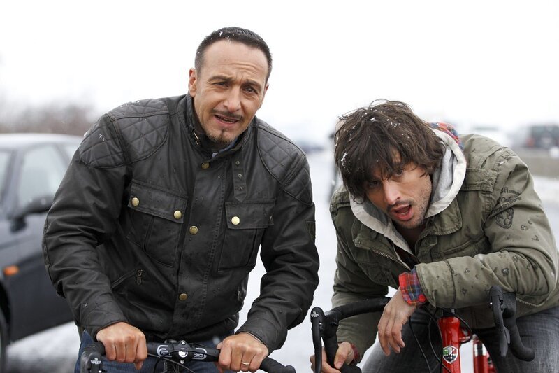 Die Autobahn ist nach dem Crash blockiert und Semir (Erdogan Atalay, l.) und Ben (Tom Beck) sind bei der Verfolgung des Mörders mit dem Rennrad ohne Chance … – Bild: RTL