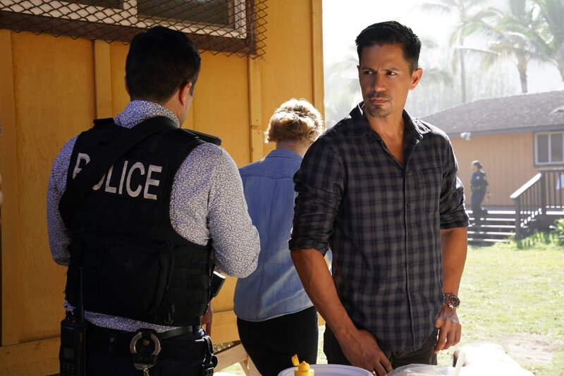 Detective Gordon Katsumoto (Tim Kang l.) und Thomas Magnum (Jay Hernandez) – Bild: TVNOW /​ © 2020 CBS Studios Inc. and Universal Television LLC. ALL RIGHTS RESERVED.