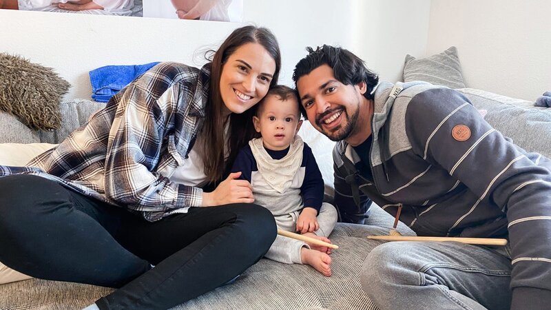 Im Familienglück: Andrea und Pedro Dugarte-Götz mit Söhnchen Levin – Bild: SRF