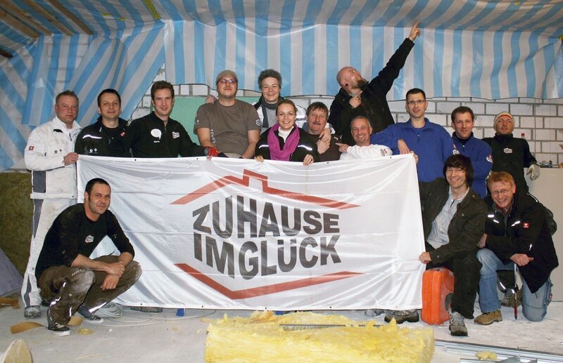 Das Zuhause im Glück-Team möchte dieses Mal der alleinerziehenden Melanie und ihren beiden Kindern helfen. – Bild: RTL II