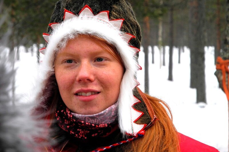 Ureinwohner-Tracht, Rentiere und Rockmusik: Die Studentin Unna-Maari Pulska ist eine der Hauptpersonen in Scherers Arktis-Reportage. Im Norden Finnlands hält sie eine Rentierherde wie ihre Vorfahren. Sie spielt aber auch als Drummerin in der Heavy-Metal-Band SomBy. – Bild: PHOENIX/​NDR/​Baum