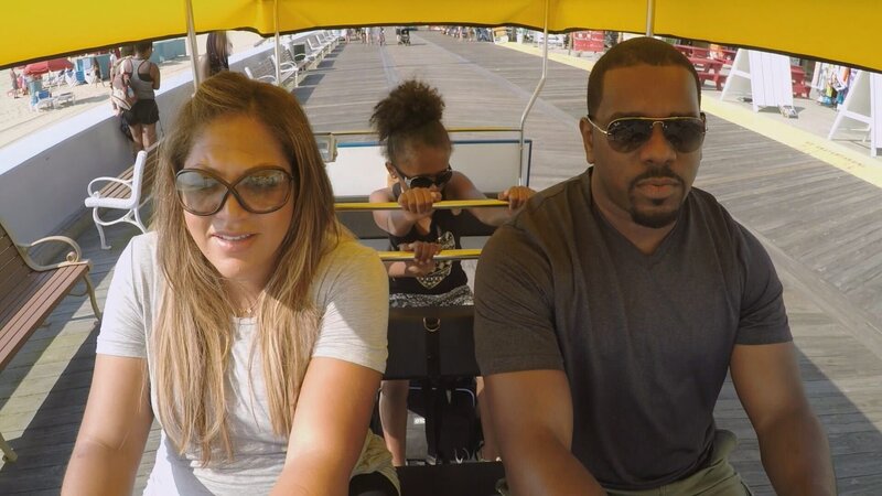 Ein viel beschäftigtes Paar aus Northern Virginia zieht mit den beiden jungen Töchtern nach Ocean City, Maryland. Sie wollen mehr Zeit am Strand verbringen und als Familie zusammenschweißen. Da ein drittes Baby auf dem Weg ist, suchen sie nach einer Eigentumswohnung mit mindestens drei Schlafzimmern. Auch die Nähe zum Meer ist wichtig. – Bild: HGTV