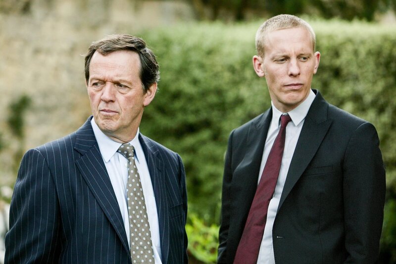 Inspektor Robert Lewis (Kevin Whately, l.) und sein Kollege Sergeant James Hathaway (Laurence Fox, r.) untersuchen den rätselhaften Mord an einem Barmädchen, bei dem die Spuren in verschiedene Richtungen führen. – Bild: ORF/​ITV