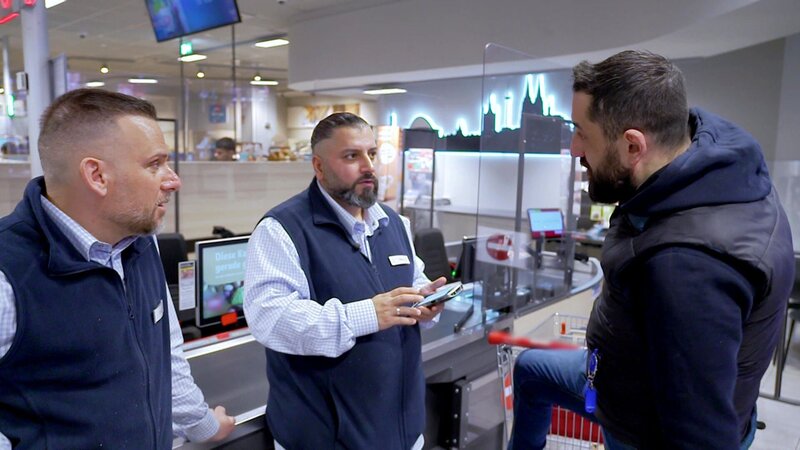 S02E40: Es verschwinden 85 Dosen Jack Daniel?s auf mysteriöse Weise. Onur bittet Apo und Yusuf um Hilfe bei der Suche. – Bild: RTLZWEI