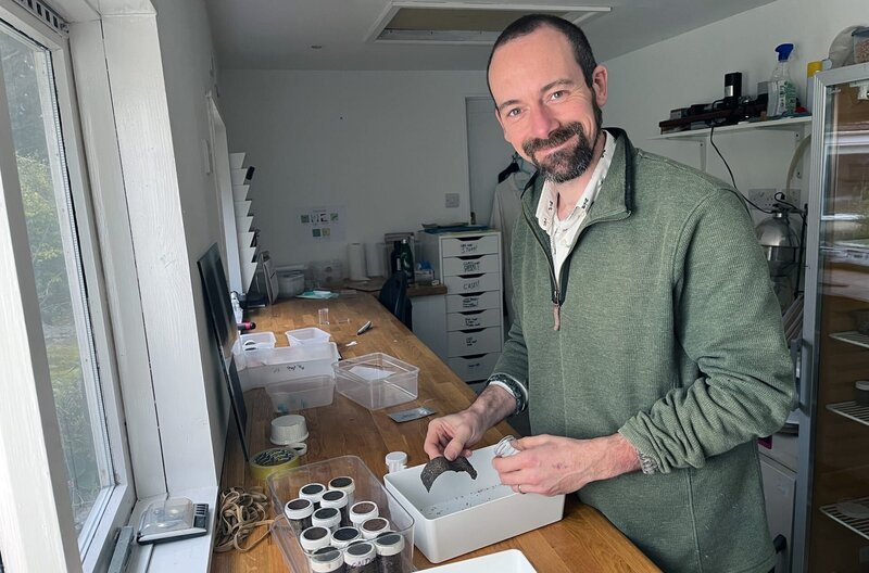 Bettwanzen-Forscher Richard Naylor in seinem Labor – Bild: BR /​ Christian Meckel