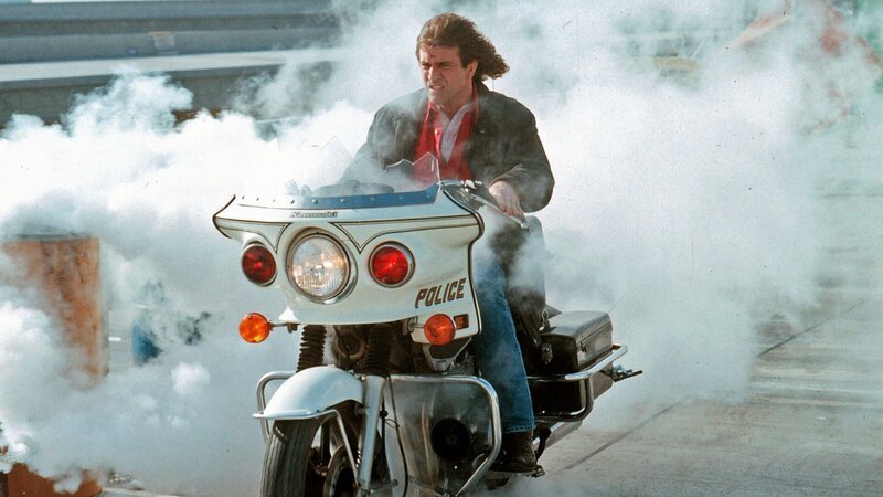 Mel Gibson ist ‚Martin Riggs‘ – Bild: Warner Bros., Silver Pictures Mel Gibson ist ‚Martin Riggs‘ – Bild: Warner Bros., Silver Pictures