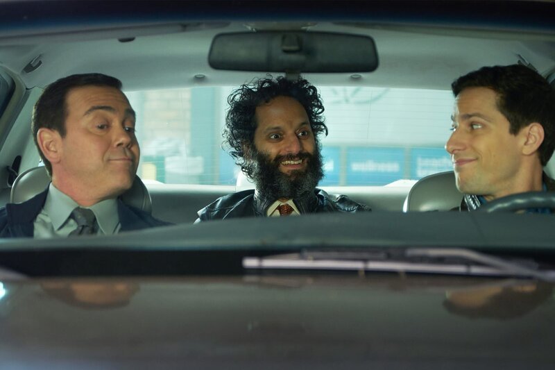 (v.l.n.r.) Charles Boyle (Joe Lo Truglio); Adrian Pimento (Jason Mantzoukas); Jake Peralta (Andy Samberg) – Bild: 2018 UNIVERSAL TELEVISON LLC. All rights reserved. /​ John P. Fleenor Lizenzbild frei