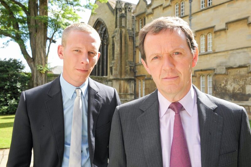 Inspektor Robert Lewis (Kevin Whately, r.) fragt sich, ob er seinem Assistenten James Hathaway (Laurence Fox, l.) noch trauen kann. – Bild: ITV /​ ORF