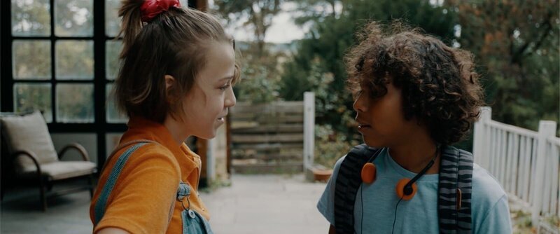 Ella (Cécile Enthoven) und Felix (Junes Callaert) freunden sich weiter an. – Bild: VRT/​Nico Surings