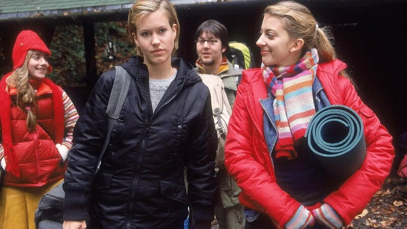 Alex (Wolke Hegenbarth, 2.v.li.) ist sauer: Aus ihrer ruhigen Landpartie wird nichts, denn Corinna (Maria Vogt), Claudia (Nora Binder, re.) und Niko (Sebastian Kroehnert) schließen sich begeistert an. – Bild: RTL