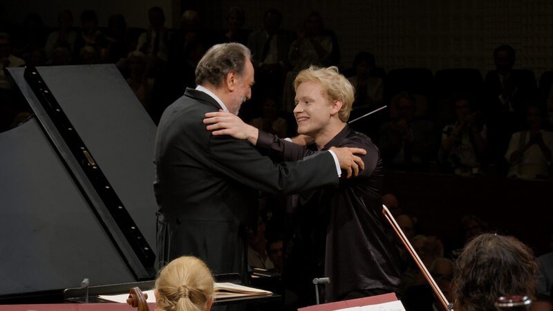 Riccardo Chailly, Alexander Malofeev – Bild: SRF, Accentus Music / ZDF und SRF, Accentus Music Riccardo Chailly, Alexander Malofeev – Bild: SRF, Accentus Music / ZDF und SRF, Accentus Music