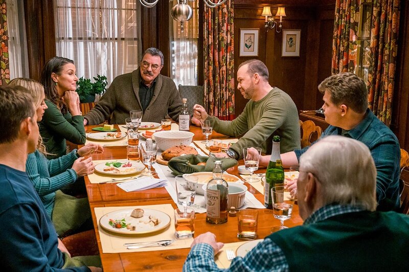 (v.li.): Will Estes (Jamie Reagan), Vanessa Ray (Eddie Janko), Bridget Moynahan (Erin Reagan-Boyle), Tom Selleck (Frank Reagan), Donnie Wahlberg (Danny Reagan), Andrew Terraciano (Sean Reagan), Len Cariou (Henry Reagan). – Bild: ORF/​Sevenone International/​CBS/​John Paul Filo