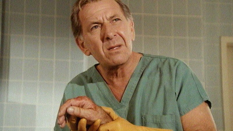 Quincy (Jack Klugman) untersucht den angeblich von Victor Garn ermordeten alten Mann. Er sucht nach Spuren, die den jungen Mann entlasten, da er von dessen Unschuld überzeugt ist. – Bild: TVNOW