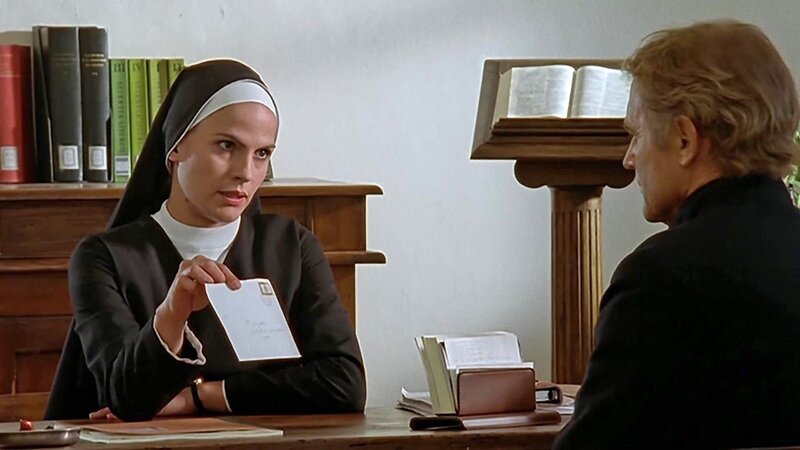 Schwester Maria (Astra Lanz, l.) soll fuer den Bischof aufpassen, dass Don Matteo (Terence Hill) nicht wieder kriminalistisch aktiv wird. – Bild: Bibel TV