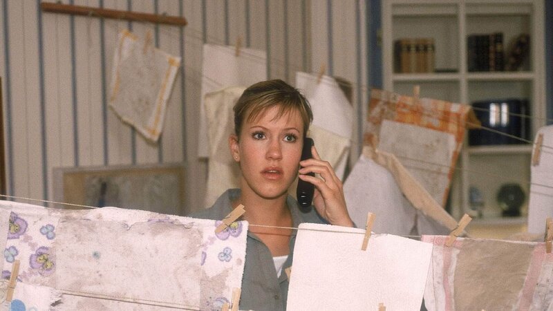 Um sich von Daniel abzulenken, steigt Alex (Wolke Hegenbarth) mit aller Energie in ein Papierrecyclingprojekt ein. Doch dann wird Alex’ Handy mit Anrufen aus Dortmund bombardiert: Ist der Anrufer etwa Daniel? – Bild: RTL /​ Krueger