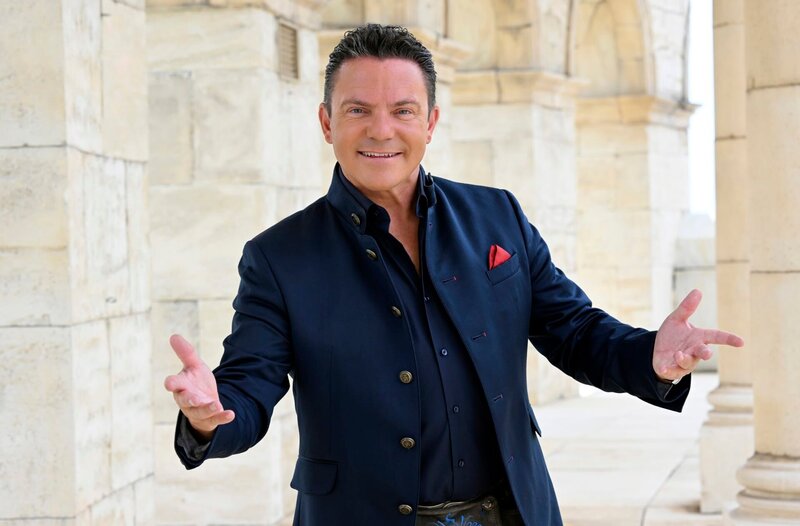 Moderator Stefan Mross bei der Live-Übertragung von „Immer wieder sonntags“ im Europapark Rust. – Bild: SWR/​Wolfgang Breiteneicher