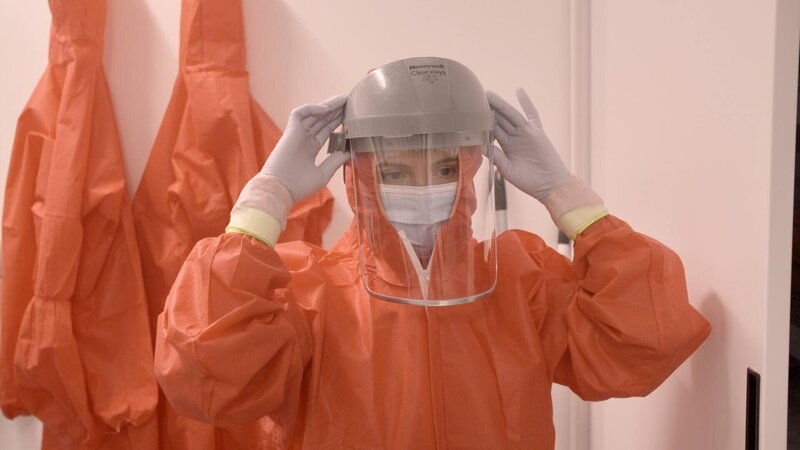 Frankie macht sich bereit für die Arbeit im Labor des Crick-Instituts – Bild: THE HISTORY CHANNEL /​ Rare TV