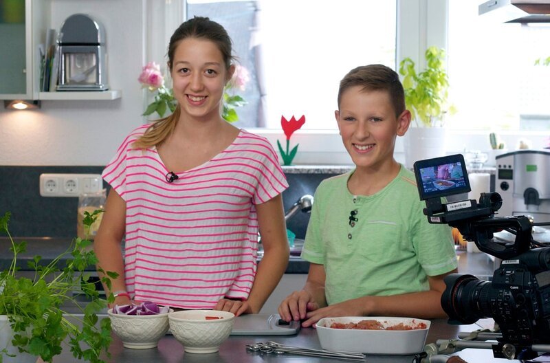 Laszlo’s Mama kommt aus Serbien. Deshalb kocht der 12-Jährige bei „Schmecksplosion“ serbischen Gemüsereis und Fleischspieße namens „Ražnjići“. Unterstützt wird Laszlo dabei von Noemi. Die beiden sind seit der 5. Klasse die besten Freunde. – Bild: SWR/​Nordisch Filmproduction