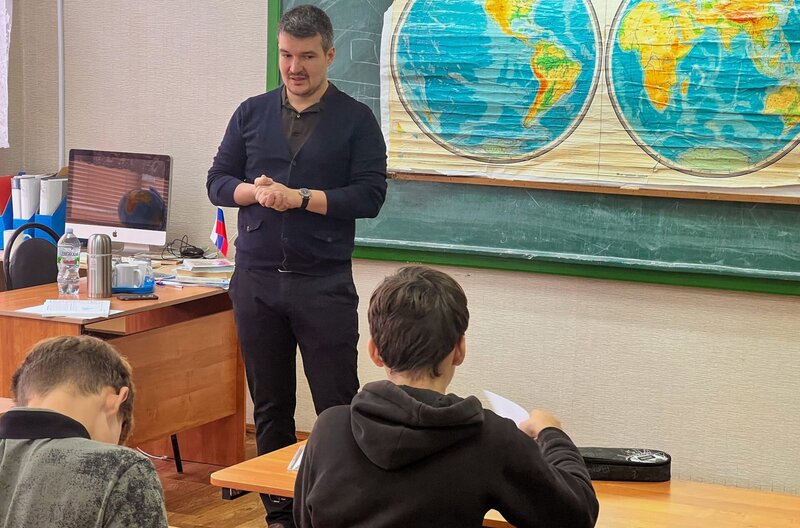 Nikolai Stopnewitsch unterrichtet Geografie und Englisch in der russischen Provinz. – Bild: MDR