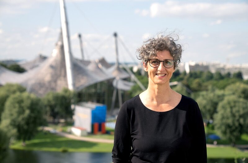 Heute bewahrt Regine Keller, Professorin für Landschaftsarchitektur an der TU München, das Erbe von Günther Grzimek, dem Gestalter des Olympiaparks. – Bild: BR/​megaherz
