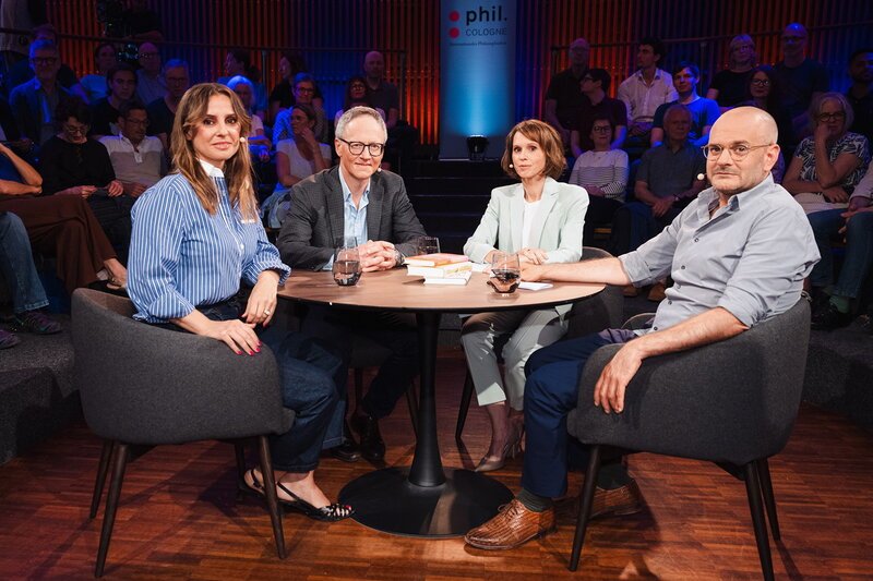 Demokratie in der Krise – Hat das Volk immer recht? Jagoda Marinic, Schriftstellerin und Podcasterin, Jonas Lüscher, Schriftsteller, Moderatorin Barbara Bleisch und Oliver Zimmer, Historiker – Bild: SRF1