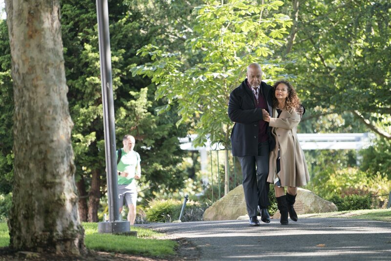 Dr. Richard Webber (James Pickesn Jr., l.); Dr. Catherine Avery (Debbie Allen, r.) – Bild: ABC Studios /​ Derek Johnson