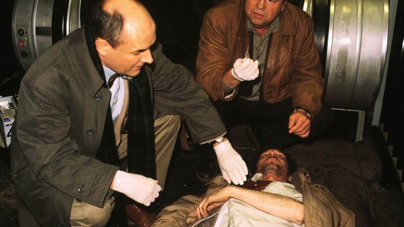 Kriminalhauptkommissar Stefan Kehler (Wolfgang Bathke, hi.r.) fragt Dr. Duhler (Klaus Schindler, l.) nach der Todesursache des gefundenen Mordopfers. – Bild: RTL