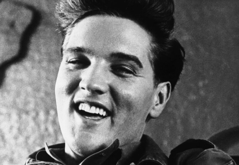 Elvis Presley, der King of Rock´n Roll gilt als Draufgänger und größtes Sexsymbol seiner Zeit. In Wahrheit war er schüchtern und bevorzugte Kuschelsex. – Bild: ORF/​ZDF/​John Provan