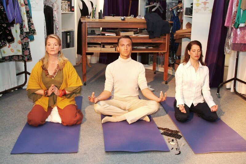 Wahre Schönheit kommt von innen: Inka (Stefanie Höner) und Hugo (Hubertus Regout) machen sich auf die Suche nach ihrem inneren Licht. – Bild: SAT.1 /​ Monika Schürle