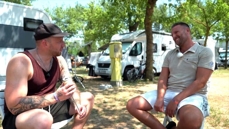 Die Bodenseeboys Sascha (re.) und Dennis wollen abspecken! – Bild: RTLZWEI