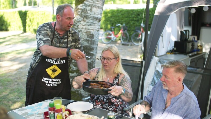 Sascha, Bianca, Horst Europas größter Campingplatz ist ein besonderer Kosmos.. In der ersten Episode rücken Nicole und Sascha Fingerhuth mit drei befreundeten Paaren an. – Bild: RTLZWEI