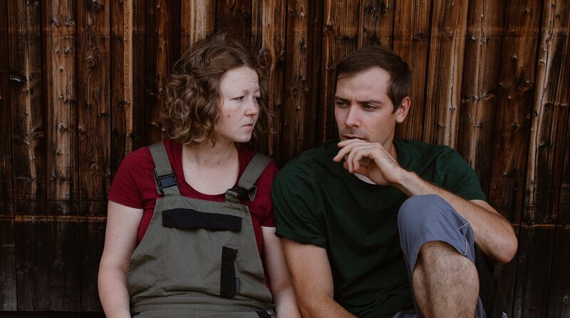 Eva und Jakob grübelnd vor der Scheune. – Bild: BR/​Bianca Taube