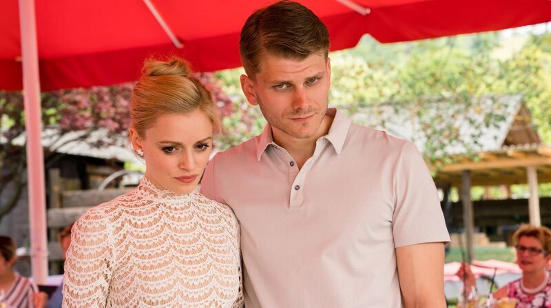 Veronika (Anne-Marie Waldeck) und Steffen (Matthias Gärtner) haben ihre eigenen Vorstellungen, wie sie heiraten möchten. – Bild: ARD Degeto/​BR/​Marc Reimann