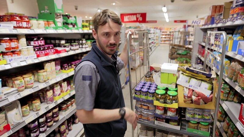 Felix ist der neue stellvertretende Marktleiter – Bild: RTLZWEI