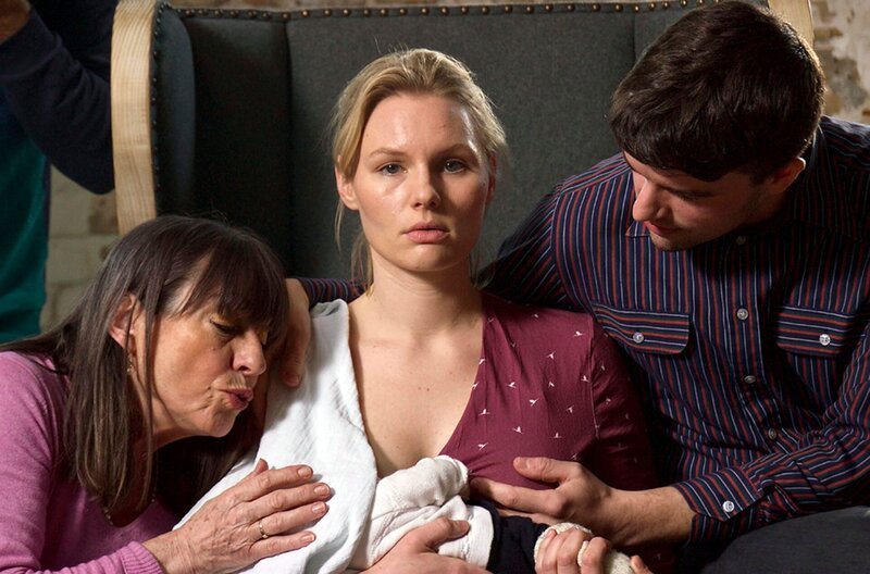 Lucy (Rosalie Thomass, Mitte) und die Kräfte zehrende Familie. – Bild: MDR/​Cesar Ramos