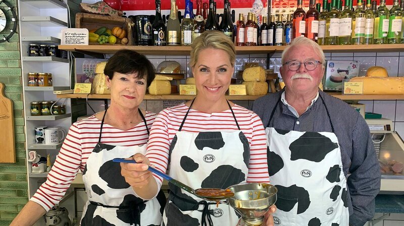 Judith Rakers (Mitte) mit Gunda (l.) und Bernd Grützmacher (r.) bei der Zubereitung von Sanddornmarmelade. Weitere Fotos auf Anfrage. – Bild: NDR/​Doclights/​Michel Wehmschulte