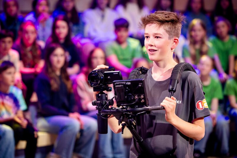 Kamerakind Alex unterstützt heute das Aufnahmeteam im Studio. – Bild: BR/​BILD+TEXT Medienproduktion GmbH & Co. KG/​Katja-Schübl