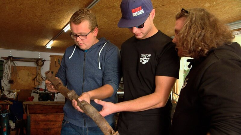 Die Jungs haben im Wald einen alten verrosteten Simsonrahmen gefunden. Aus dem wollen sie Max sein erstes Moped bauen. (Foto für alle Folgen Verwendbar) – Bild: MDR/​WERKBLENDE