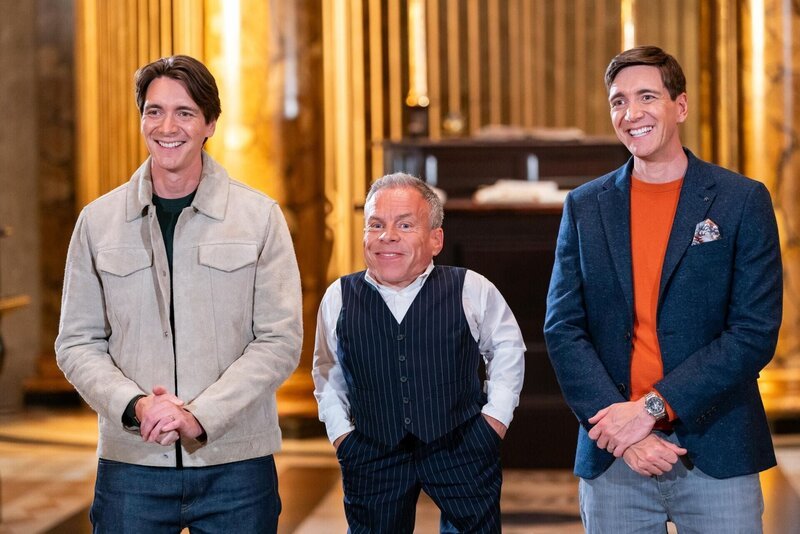 Die Moderatoren James Phelps (l.) und Oliver Phelps (r.) mit Gastjuror Warwick Davis (m.) – Bild: RTL /​ Warner Bros. Discovery, Inc. or its subsidiaries and affiliates.