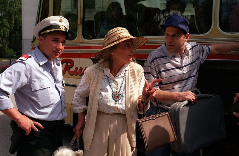 (v.li.): Christoph Fälbl (Polizist), Ellen Umlauf (Frau Kaiser), Alexander Lhotzky (Buschauffeur). – Bild: ORF/​MR Film/​Contessina Bauer