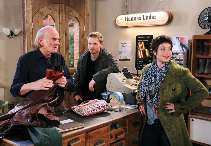 ARD ROTE ROSEN FOLGE 1507, am Donnerstag um 14:10 Uhr im ERSTEN. Hannes (Claus Dieter Clausnitzer, l.) wird leicht unwohl, als er von Arianes (Alexandra Horn, r. mit Niklas Osterloh, M.) Umbauplänen erfährt. – Bild: ARD/​Nicole Manthey