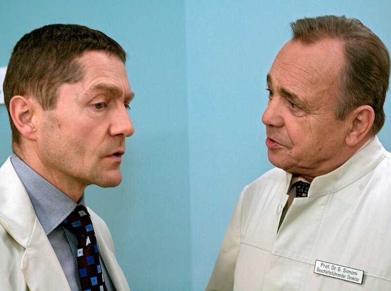 Prof. Simoni (Dieter Bellmann, rechts) weist Dr. Kaminski (Udo Schenk) darauf hin, dass er soeben eine direkte Anweisung des Professors in den Wind geschlagen hat. In seiner zynischen Art weist Kaminski Simoni darauf hin, dass die beiden Glück hatten, dass Hans-Peter Brenner nicht Zeuge dieses Grenzübertrittes geworden ist. – Bild: MDR/​MDR/​Krajewsky
