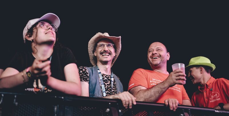 Michael Ostrowski (2.v.l.) während ServusTV’s „Ostrowski beim Woodstock der Blasmusik“ am Woodstock der Blasmusik 2025 in Ort im Innkreis, Oberösterreich, Österreich – Bild: ServusTV /​ Manuel Seeger