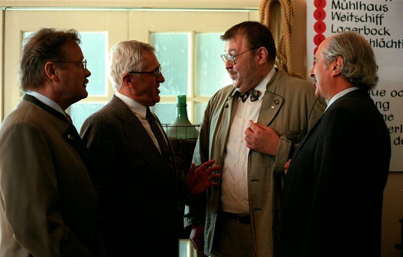 (v.li.): Fritz von Friedl (Herr Kollmann), Louis Strasser (Obersenatsrat Schanagel), Götz Kauffmann (Rudi Gneisser), Peter Uray (Bezirksvorsteher). – Bild: ORF/​Contessina Bauer